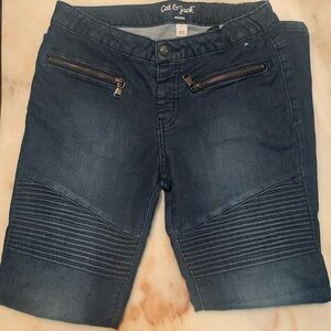 I am selling these cute ridged navy blue skinny jeans!!!